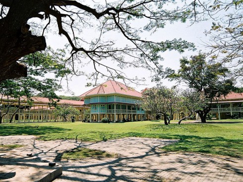 Tiếp đó hãy đến tham quan Klai Kangwon Palace - Nơi vị vua thứ 6 của Thái Lan xây dựng cách đây hơn 100 năm. Kiến trúc Đông Dương cổ kính được bảo tồn cẩn thận cho đến nay với sự tôn kính của người dân đã khiến nhiều du khách ghé thăm trầm trồ ngưỡng mộ. Nghe kể rằng, vị vua thứ sáu này cho người xây dựng cung điện Klai Kangwon để vua đến nghỉ Hè. Tuy nhiên từ lúc xây dựng cho đến khi vua băng hà, ông chỉ ghé thăm đúng hai lần vì công việc quá bận. Sau này, nơi đây được mở ra cho công chúng chiêm ngưỡng. Du khách khi đến đây sẽ được nhắc nhở mặc áo có tay, mặc váy hoặc quần dài dưới đầu gối. Nếu bạn quên không mặc đồ phù hợp, đừng lo, nhân viên nơi đây sẽ phát cho bạn những chiếc váy áo giúp che phủ bớt da thịt.