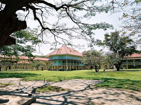 Tiếp đó hãy đến tham quan Klai Kangwon Palace - Nơi vị vua thứ 6 của Thái Lan xây dựng cách đây hơn 100 năm. Kiến trúc Đông Dương cổ kính được bảo tồn cẩn thận cho đến nay với sự tôn kính của người dân đã khiến nhiều du khách ghé thăm trầm trồ ngưỡng mộ. Nghe kể rằng, vị vua thứ sáu này cho người xây dựng cung điện Klai Kangwon để vua đến nghỉ Hè. Tuy nhiên từ lúc xây dựng cho đến khi vua băng hà, ông chỉ ghé thăm đúng hai lần vì công việc quá bận. Sau này, nơi đây được mở ra cho công chúng chiêm ngưỡng. Du khách khi đến đây sẽ được nhắc nhở mặc áo có tay, mặc váy hoặc quần dài dưới đầu gối. Nếu bạn quên không mặc đồ phù hợp, đừng lo, nhân viên nơi đây sẽ phát cho bạn những chiếc váy áo giúp che phủ bớt da thịt.