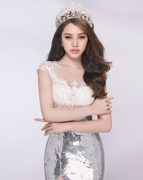 Hoa-hậu-Jolie-Nguyễn-đẹp-hút-hồn-với-làn-môi-căng-mọng-3
