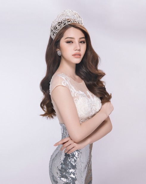 Hoa-hậu-Jolie-Nguyễn-đẹp-hút-hồn-với-làn-môi-căng-mọng-4
