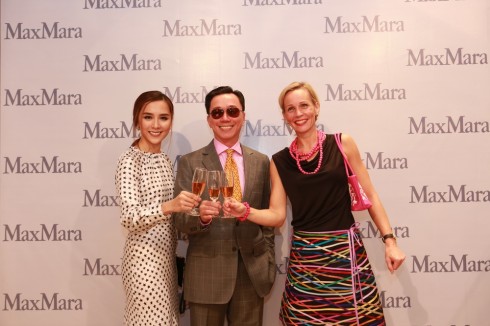 Dương Trương Thiên Lý cùng đại diện của thương hiệu Max Mara và đại diện Đại sứ quán Ý tại Việt Nam. 