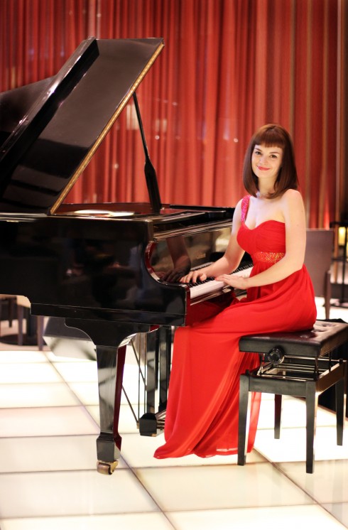 Ca sĩ và nghệ sĩ dương cầm người Pháp Gabrielle Jeanselme sẽ trình diễn tại Sông Hồng bar đến hết tháng 7.2016