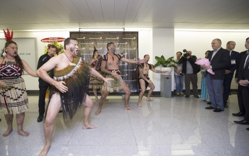 Hành khách được chào đón với màn trình diễn Kapa Haka truyền thống của New Zealand
