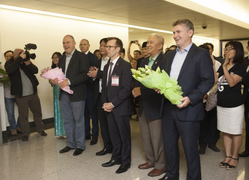 Những hành khách trên chuyến bay bao gồm Ngài Steven Joyce - Bộ trưởng Phát triển Kinh tế New Zealand, Ngài Nguyễn Việt Dũng - Đại sứ Việt Nam tại New Zealand và Ông Cam Wallace – Giám đốc Bán hàng và Thương mại Air New Zealand