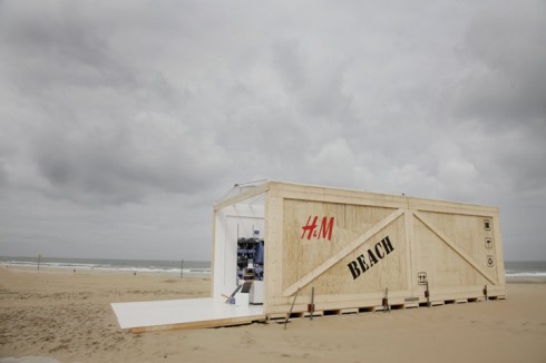Cửa hàng pop-up của H&M được ngay trên bờ cát vô cùng đơn giản nhưng sành điệu.