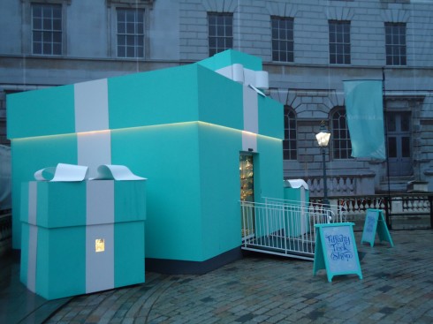 Cửa hàng pop-up trong hình hộp đựng trang sức truyền thống của Tiffany & Co