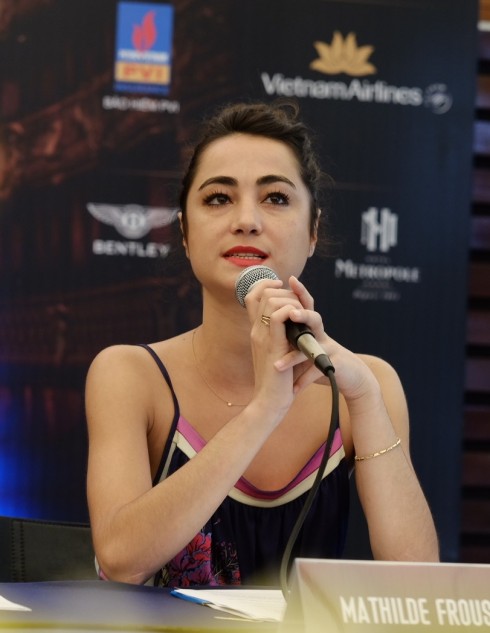 Mathilde Froustey chia sẻ với báo giới cảm xúc đặc biệt của mình khi được diễn tại Việt Nam. 