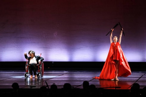 "Vẫn là Carmen" được dàn dựng mang hơi thở của ballet đương đại. 