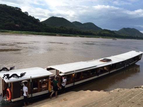 Con tàu Luxury on Mekong dài 28 mét được trang bị đầy đủ như một khách sạn nổi trên sông đón khách ngay tại bến. 