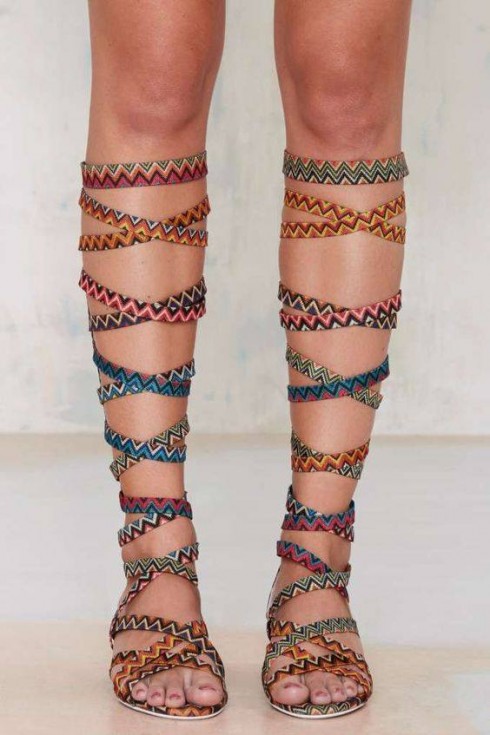 Phong cách thời trang boho chic qua gladiator sandals