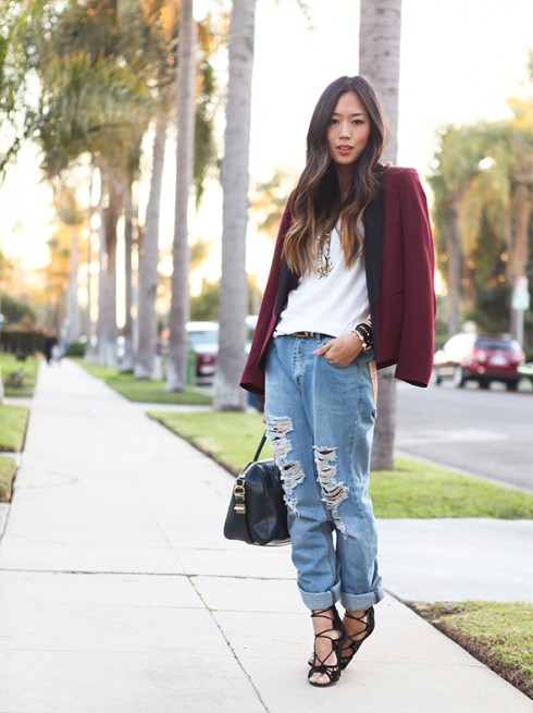 Aimee Song phong cách menswear với quần jean baggy và áo blazer màu đỏ burgundy.