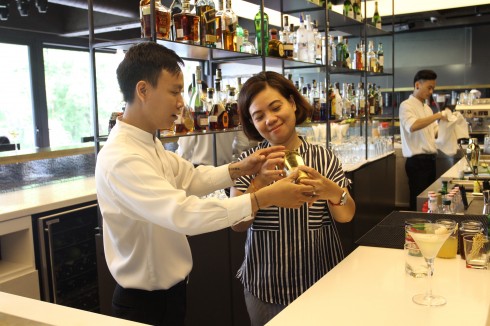 Các bartender chuyên nghiệp hướng dẫn các vị khách tự tay pha chế những ly cocktail của riêng mình.