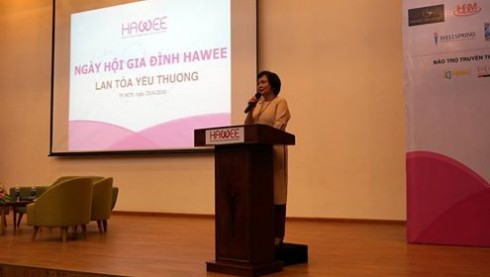 Bà Cao Thị Ngọc Dung - Chủ tịch Hiệp hội Nữ doanh nhân TP. Hồ Chí Minh phát biểu khai mạc ngày hội. 