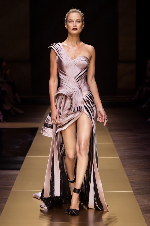 Hình tượng mới của người phụ nữ của Atelier Versace vẫn gợi cảm nhưng kín đáo và tinh tế hơn