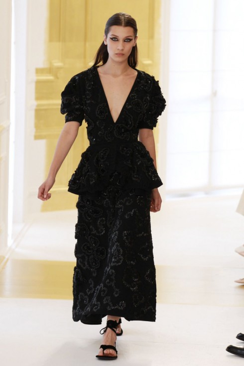 Bella Hadid sải bước trong show của Christian Dior Couture