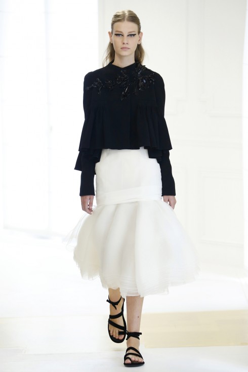Đen và trắng là hai màu ưa thích của Christian Dior và cũng được Lucie Meier và Serge Ruffieux chọn làm tiêu điểm của BST