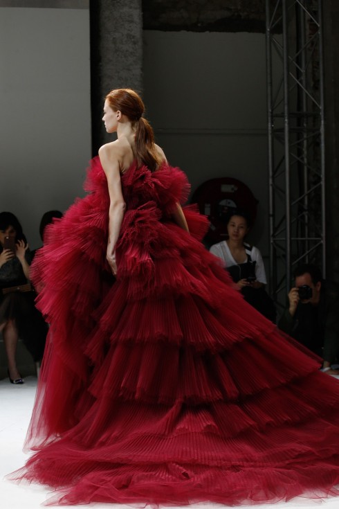 Chiếc váy tule xếp lớp màu đỏ rực của Giambattista Valli