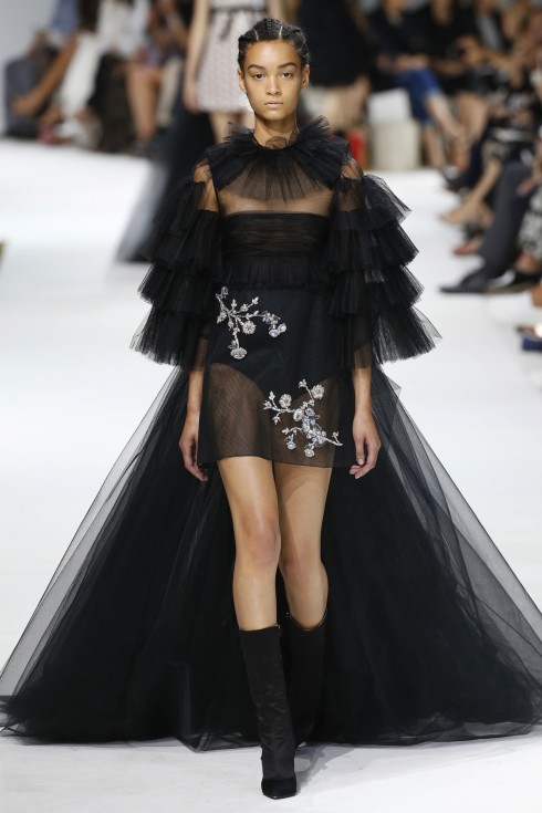 Một thiết kế trong BST Giambattista Valli tại Paris Haute Couture Fashion Week