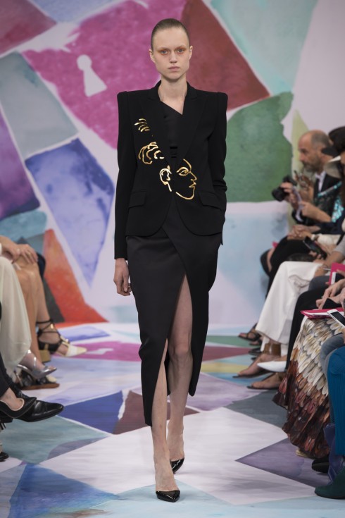Thiết kể mở đầu show diễn của Schiaparelli  tại Paris Haute Couture Fashion Week FW16