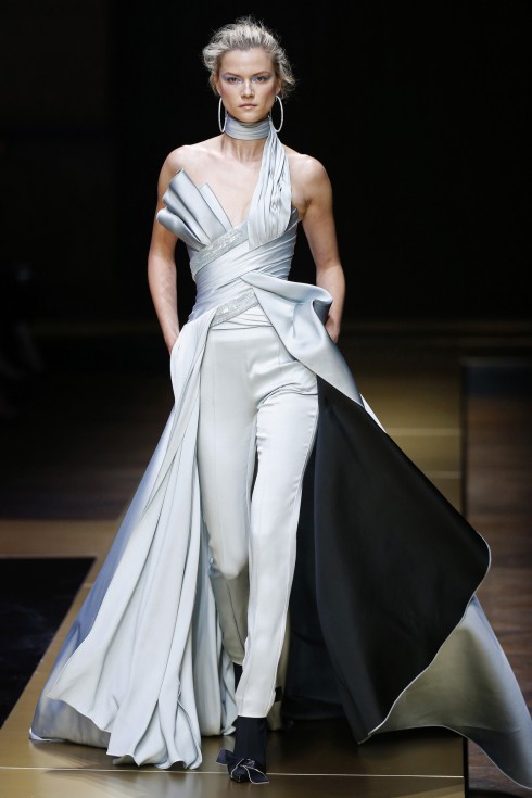 Một thiết kế trong BST Atelier Versace tại Paris Haute Couture Fashion Week FW16