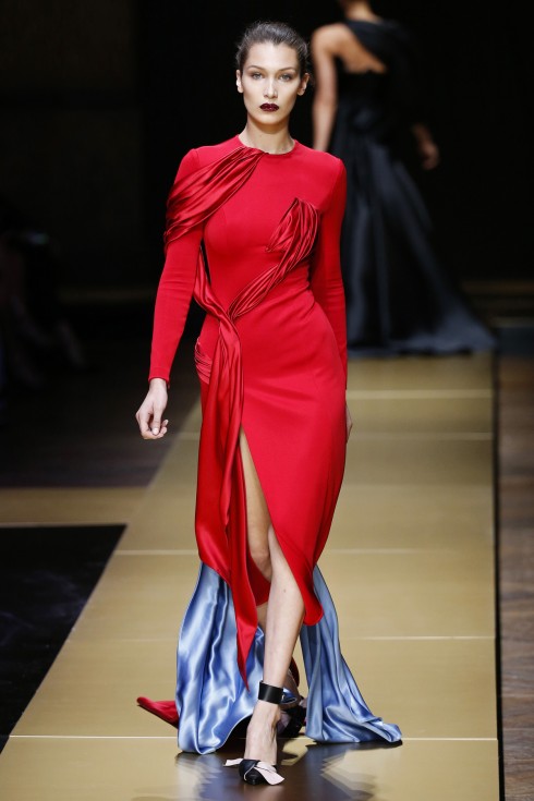 Bella Hadid trong một thiết kế đỏ rực lửa của Atelier Versace