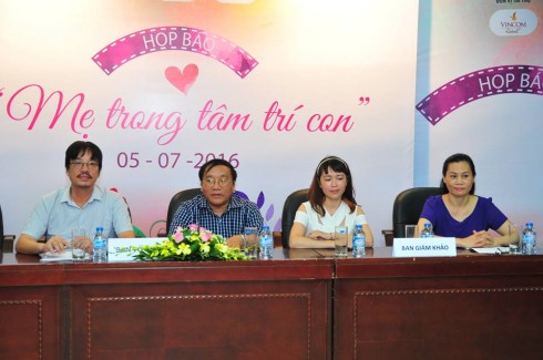 4 vị ban giám: Nhà Thơ Trần Đăng Khoa; Họa sĩ: Sỹ Tiến; Nhà báo: Nguyễn Thị Bích Ngọc; Phó tổng biên tập báo văn nghệ: Thành Đức Trinh Bảo