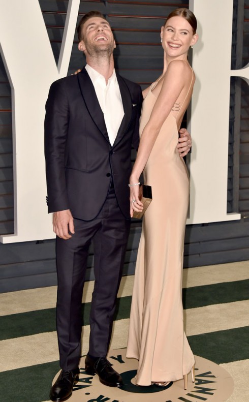 Người mẫu Victoria's Secret Behati Prinsloo và chồng mình - nam ca sĩ Adam Levine