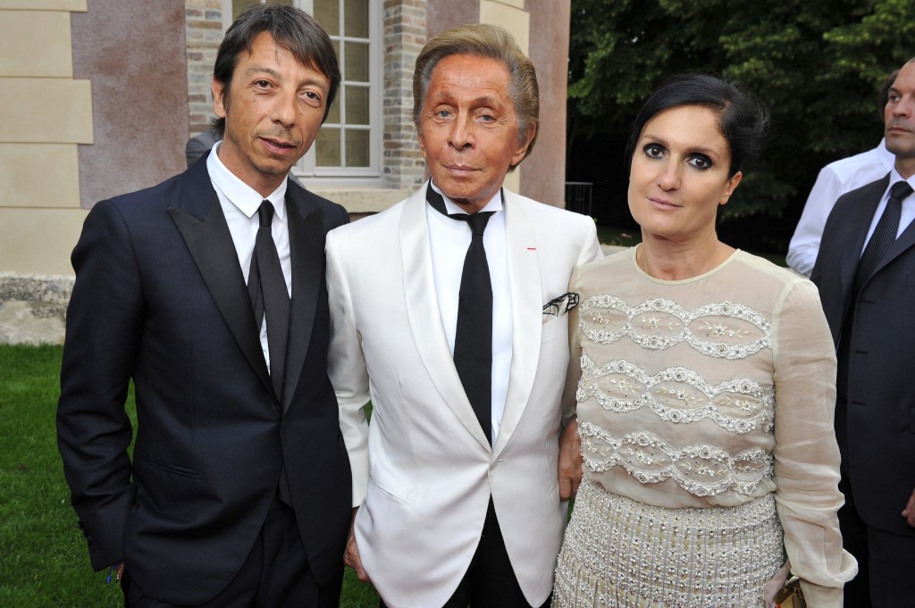 Maria Chiuru và Pierpaolo Piccioli chụp hình cùng với người sáng lập thương hiệu Valentino, nhà thiết kế Valentino Garavani.