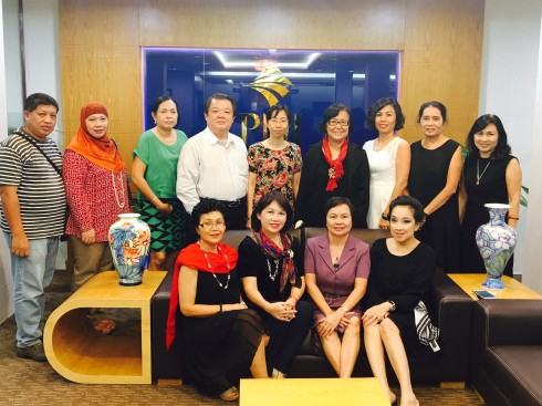 Bà Ann Phua-chủ tịch IWFCI cùng các nữ doanh nhân đến từ Singapore, Australia, Malaysia, Philippines, Cambodia đã đến thăm và làm việc cùng Hội Nữ doanh nhân TP.HCM.