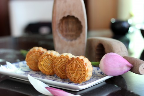 Những chiếc bánh nhỏ xinh được làm hoàn toàn bằng tay từ những nguyên liệu được lựa chọn cẩn thận, thể hiện rõ sự tỉ mỉ và cẩn trọng của người đầu bếp.
