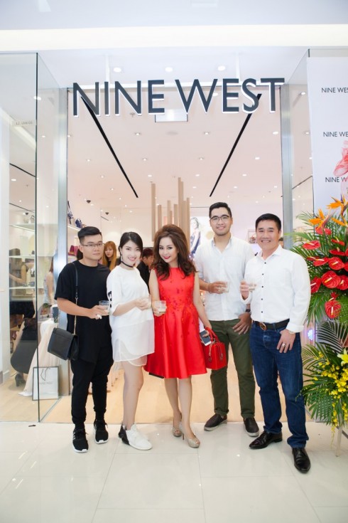 Giám đốc nhãn hàng, Bà Nguyễn Minh Diệp cùng Ông Nguyễn Thế Hùng nồng nhiệt tiếp đón những khách hàng thân thiết