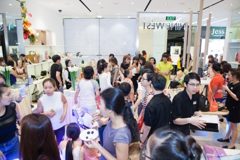 có tiệc nhẹ và những bản phối sôi động của DJ tại Nine West Sai Gon centre