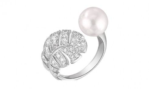 Mẫu nhẫn tay Perle Plume với thiết kế mô phỏng cọng lông vũ được chế tác từ vàng trắng 18K, viên ngọc trai và kim cương.