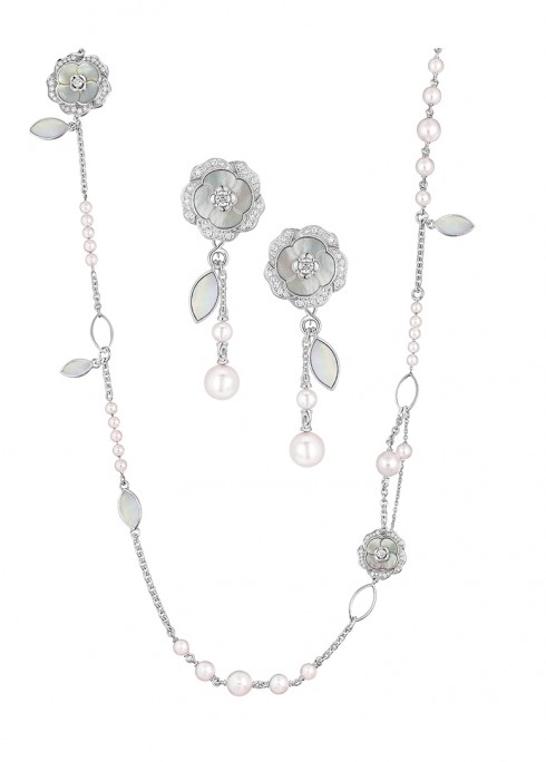 Mẫu vòng cổ Bouton de Camélia với điểm nhấn là bông hoa trà bằng xà cừ kết nối với những viên ngọc trai và kim cương. Hoa tai Bouton de Camélia được chế tác với viên ngọc trai, kim cương và xà cừ.