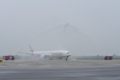 Chuyến bay mở đầu mang số hiệu EK388 từ Dubai đã hạ cánh tại Sân bay Quốc tế Nội Bài, Hà Nội vào lúc 15 giờ 30 phút giờ Hà Nội, và được chào đón bằng lễ phun nước truyền thống.