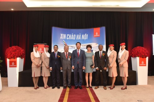 Các vị khách quý chụp ảnh lưu niệm cùng ông Haitham Al Battawy - Tổng giám đốc Hãng hàng không Emirates (thứ ba từ bên phải sang)
