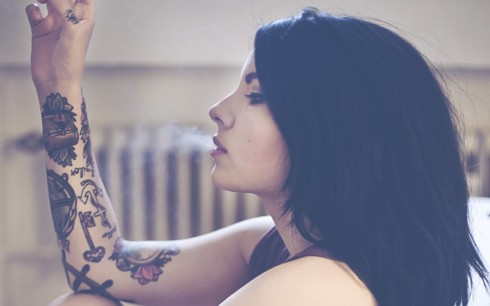 brunette-tattoos-wallpaper-2560x1600