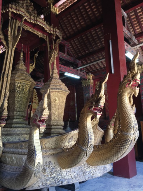 Cỗ xe của hoàng gia nổi bật với sắc vàng và được trang trí bằng 5 rắn thần Naga