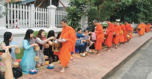 Lễ Alms Giving vào mỗi sáng sớm trong làng