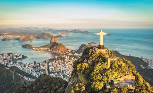 Tượng Chúa cứu thế - biểu tượng của Rio - trên đỉnh Corcovado.