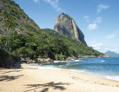 Bãi biển Ipanema yên ắng vào buổi trưa trông ra núi "Viên Đường"