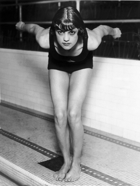 Vận động viên bơi nữ của Mỹ - Jane Fauntz sẵn sàng bước xuống đường đua tại thế vận hội Olympics Chicago năm 1928. 