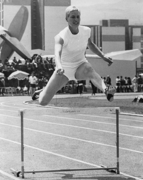Vận động viên người Anh - Pat Bryce-Nutting nhảy qua hàng rào khi tập luyện tại Mexico năm1968. 