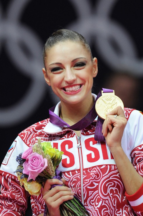 Evgenia cùng tấp huy chương vàng Olympic