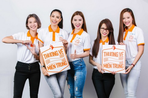 Team Phạm Hương tham gia chuong trình kêu gọi Thương về miền Trung