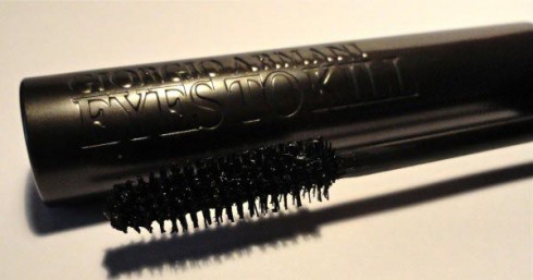 Bên cạnh đó mascara Eyes to kill của Armani cũng là một sản phẩm cô vô cùng yêu thích