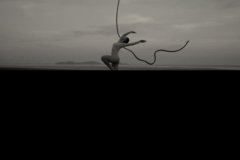 “Tóc” múa ballet trong bộ ảnh nghệ thuật “Arch” của Đỗ Hải Anh