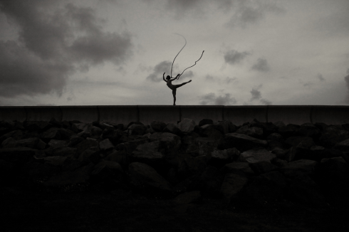 “Tóc” múa ballet trong bộ ảnh nghệ thuật “Arch” của Đỗ Hải Anh