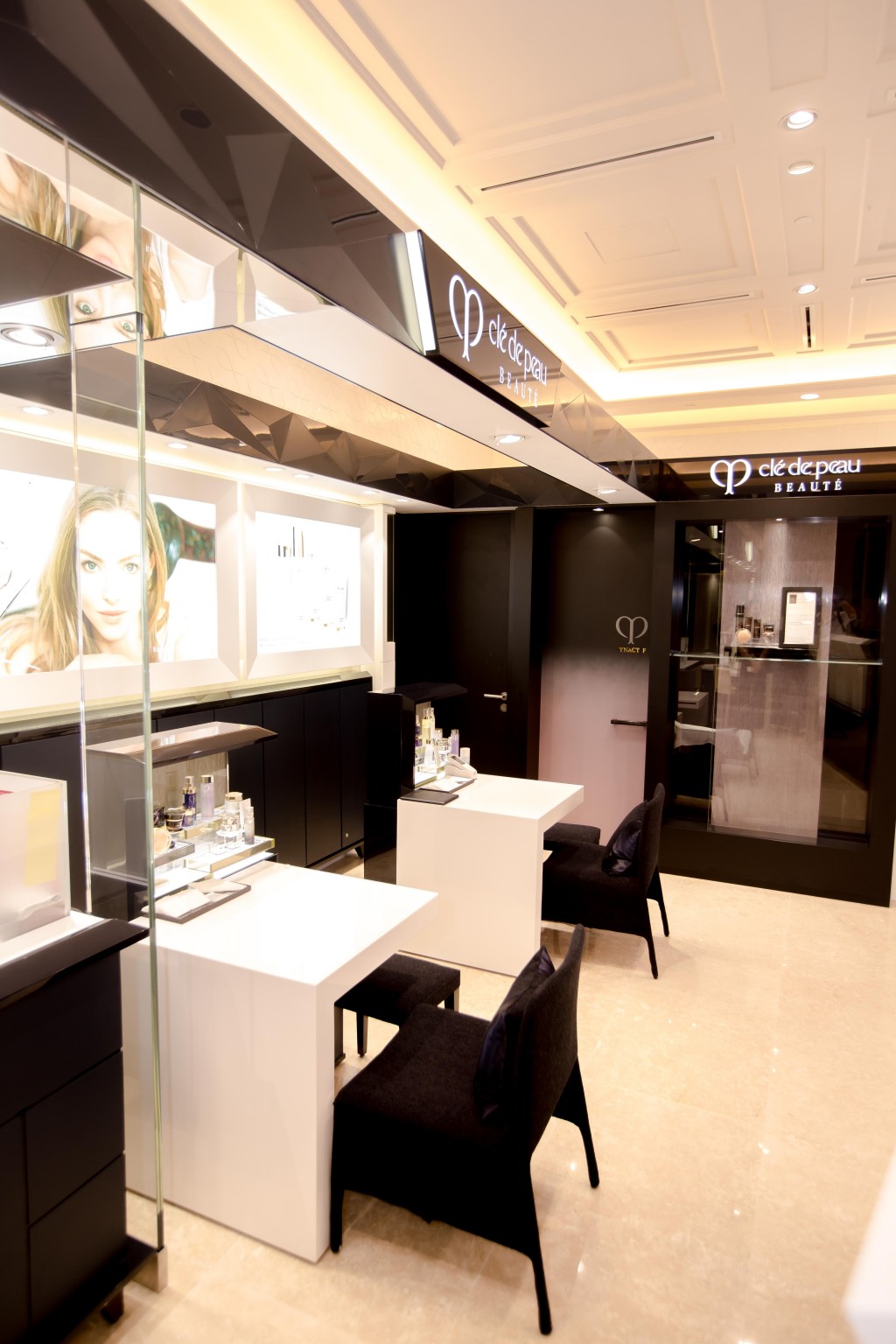 can-phong-bi-mat-cle-de-peau-beaute-tai-takashimaya 3