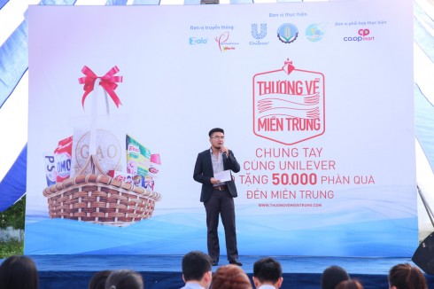 Hơn 24.000 phần quà đã được chuyến xe "Thương về miền Trung" trao đến tay người dân 